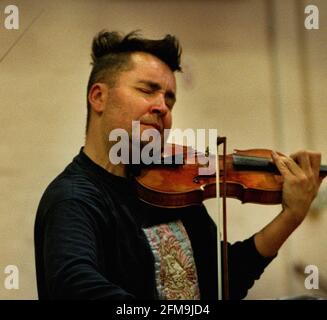 NIGEL KENNEDY EN RÉPÉTITION AUX STUDIOS BELL À WEST LONDON. Banque D'Images