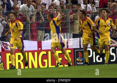 Match de football entre l'Angleterre et la Roumanie juin 2000 Ioan Ganea, de Roumanie, célèbre après avoir remporté le but de la pénalité lors du championnat DE football EURO 2000, un match entre l'Angleterre et la Roumanie à Charleroi, en Belgique. La Roumanie a gagné le match 3-2. Banque D'Images