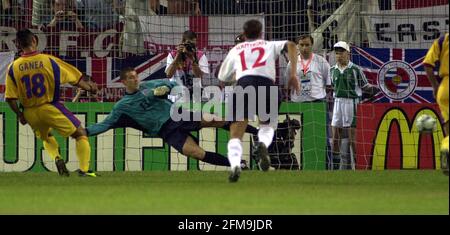 Match de football entre l'Angleterre et la Roumanie juin 2000 Ioan Ganea de Roumanie envoie le gardien de but d'Angleterre Nigel Martyn la mauvaise façon de marquer le but gagnant de la place de la pénalité lors du CHAMPIONNAT DE football EURO 2000 groupe UN match entre l'Angleterre et la Roumanie à Charleroi, Belgique. La Roumanie a gagné le match 3-2. Banque D'Images