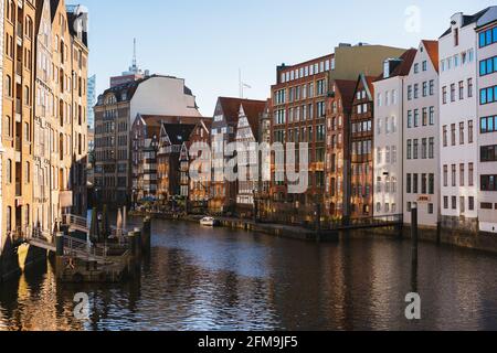 Le Nikolaifleet, un canal dans la vieille ville Altstadt de Hambourg, Allemagne. Une des plus anciennes parties du port de Hambourg. Banque D'Images