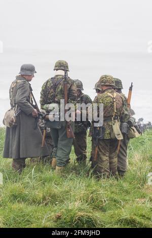 Reconstitution de la Seconde Guerre mondiale. Blyth, Northumberland, Angleterre, 19.05.2013. Les passionnés vêtus de Solders allemands participent à la reconstitution des combats. Banque D'Images