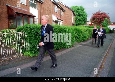 L'ÉLECTION GÉNÉRALE JUIN 2001 LE CONSERVATEUR DAVID SUMBERG FAIT CAMPAGNE LA CIRCONSCRIPTION DE TATTON Banque D'Images