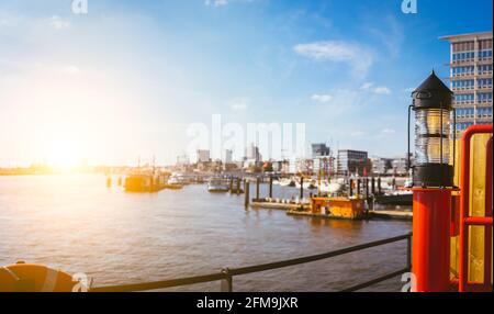 Panorama de hafencity - lanterne rouge à l'avant. Ciel bleu ciel lumineux avec lumière du soleil du soir. Piers de port avec navires et yacht à l'ancre. Hambourg, Allemagne. Banque D'Images