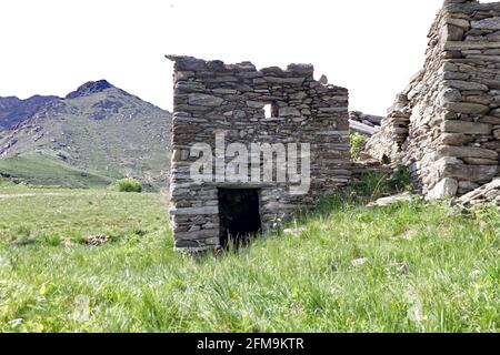 Photo rognée d'une ancienne cabane de montagne avec l'italien Alpes en arrière-plan Banque D'Images