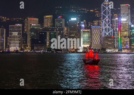 Les bateaux chinois à voile rouge, également connus sous le nom d'Aqua Luna, sont devenus des symboles reconnaissables de la ville de Hong Kong Banque D'Images