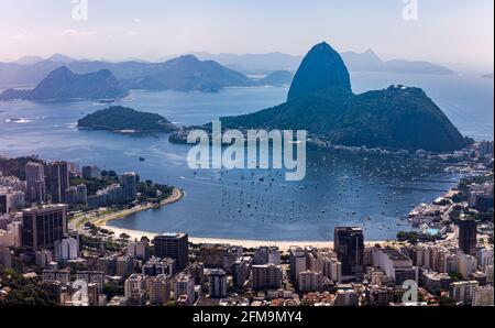 Baie de Botafogo et montagne de pain de sucre à Rio de Janeiro, Brésil Banque D'Images