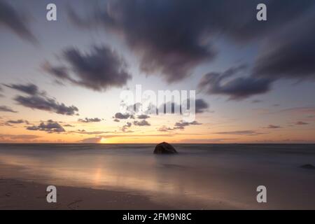 Lumière du soir sur la rive nord-ouest / plage nord de l'île de Ruegen, Mer Baltique, Mecklembourg-Poméranie occidentale Banque D'Images