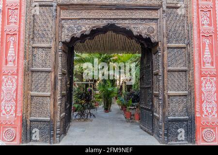 Porte en bois décorée à Udaipur, État du Rajasthan, Inde Banque D'Images