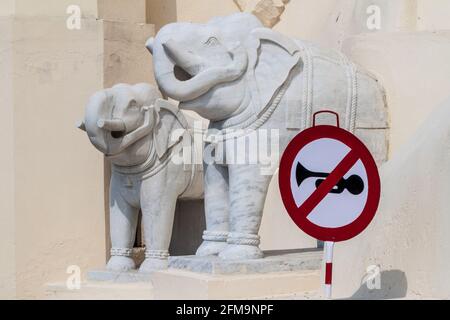 Pas de panneau de corne et de statues d'éléphant à Udaipur, État du Rajasthan, Inde Banque D'Images