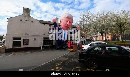 Hartlepool, Royaume-Uni. 7 mai 2021. Un modèle gonflable du Premier ministre britannique Boris Johnson à l'extérieur de la maison publique de Mill House à Hartlepool, comté de Durham, le vendredi 7 mai 2021. (Crédit : Michael Driver | MI News) crédit : MI News & Sport /Alay Live News Banque D'Images