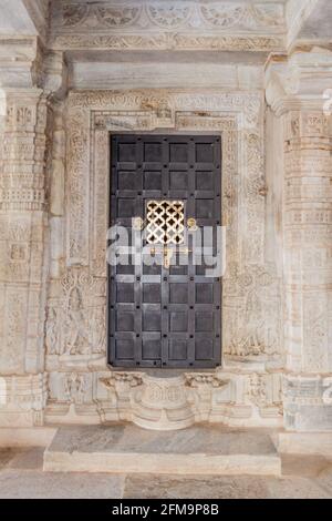 Porte dans le temple de Jain à Ranakpur, État du Rajasthan, Inde Banque D'Images