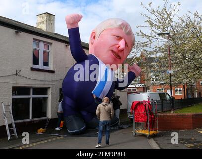 Hartlepool, Royaume-Uni. 7 mai 2021. Un modèle gonflable du Premier ministre britannique Boris Johnson devant la Mill House public House à Hartlepool, dans le comté de Durham, est dégonflé le vendredi 7 mai 2021. (Crédit : Michael Driver | MI News) crédit : MI News & Sport /Alay Live News Banque D'Images