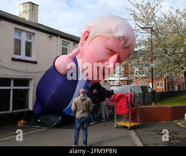 Hartlepool, Royaume-Uni. 7 mai 2021. Un modèle gonflable du Premier ministre britannique Boris Johnson devant la Mill House public House à Hartlepool, dans le comté de Durham, est dégonflé le vendredi 7 mai 2021. (Crédit : Michael Driver | MI News) crédit : MI News & Sport /Alay Live News Banque D'Images