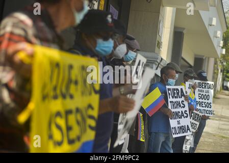 San Salvador, El Salvador. 6 mai 2021. Les manifestants brandisent des signes contre la répression gouvernementale et l'intervention américaine en Colombie. Les salvadoriens protestent à l'extérieur de l'ambassade colombienne en El Salvador contre la répression de l'État contre les manifestants en Colombie. Plus de 1,100 cas de brutalité policière ont été enregistrés depuis le début des manifestations contre une réforme fiscale qui touchera une majorité de personnes dans la pauvreté et la classe moyenne. Credit: Camilo Freedman/Alay Live News Banque D'Images