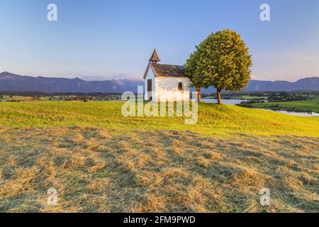 Mesnerhauskapelle sur Aidlinger Höh avec une vue sur le Riegsee à l'Estrergebirge, Aidling, Riegsee am Riegsee, haute-Bavière, Bavière, Allemagne Banque D'Images