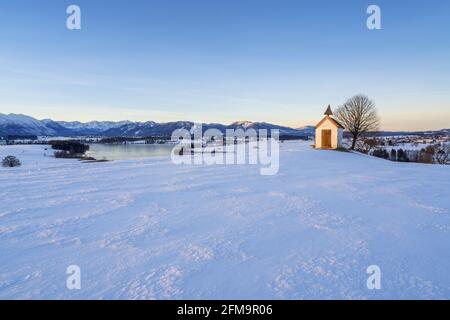 Mesnerhauskapelle sur Aidlinger Höh avec une vue sur le Riegsee à l'Estrergebirge, les montagnes de Wetterstein et les Alpes d'Ammergau, Aidling, Riegsee, haute-Bavière, Bavière, Allemagne Banque D'Images