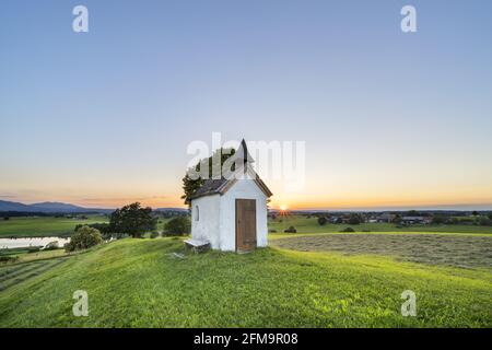 Mesnerhauskapelle sur Aidlinger Höh au coucher du soleil, Aidling, Riegsee am Riegsee, haute-Bavière, Bavière, Allemagne Banque D'Images