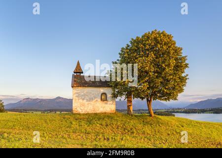 Mesnerhauskapelle sur Aidlinger Höh avec une vue sur Herzogstand et Heimgarten et le Riegsee, Aidling, Riegsee am Riegsee, haute-Bavière, Bavière, Allemagne Banque D'Images