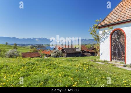 Chapelle sur Aidlinger Höh avec vue sur Aidling à l'Estergebirge, les montagnes de Wetterstein et les Alpes d'Ammergau, Aidling, Riegsee, haute-Bavière, Bavière, Allemagne Banque D'Images