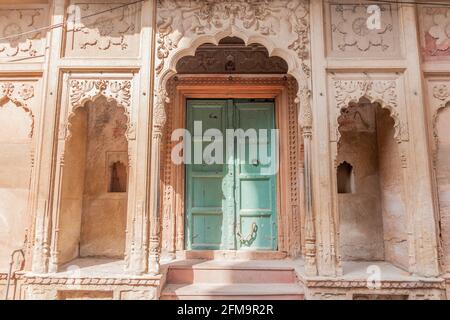 Porte ornée d'une maison à Vrindavan, État de l'Uttar Pradesh, Inde Banque D'Images