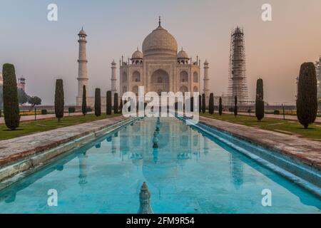 Vue tôt le matin du Taj Mahal à Agra, Inde Banque D'Images