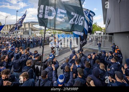 Les fans d'EVZ applaudissent leurs joueurs lors de l'échauffement avant le match de hockey sur glace final de la Ligue nationale 3 entre EV Zug et Geneve-Servette HC le 7 mai 2021 dans la Bossard Arena de Zug. (Suisse/Croatie SORTIE) crédit: SPP Sport presse photo. /Alamy Live News Banque D'Images