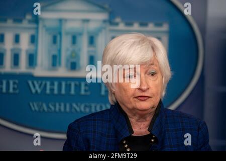 Washington DC, États-Unis. 07e mai 2021. La secrétaire au Trésor Janet Yellen s'adresse aux journalistes à la Maison Blanche à Washington, DC, le vendredi 7 mai 2021. La secrétaire au Trésor Janet Yelleni a parlé du rapport d'avril sur l'emploi publié aujourd'hui. Photo par Tasos Katopodis/Pool/Sipa USA crédit: SIPA USA/Alay Live News Banque D'Images