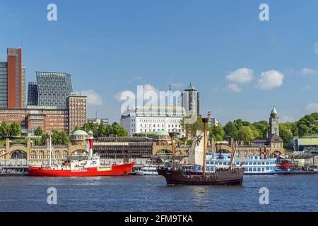 COG devant l'hôtel Hafen Hamburg au St. Pauli-Landungsbrücken, Hamburg Harbour Birthday, St. Pauli, Hambourg, Allemagne Banque D'Images