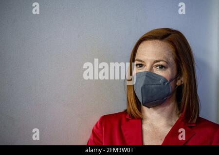 Le secrétaire de presse de la Maison Blanche, Jen Psaki, écoute la secrétaire au Trésor, Janet Yellen, qui s'adresse aux journalistes à la Maison Blanche à Washington, DC, le vendredi 7 mai 2021. Le secrétaire de presse Jen Psaki a parlé du rapport d'avril sur les emplois publié aujourd'hui. Photo de Tasos Katopodis/Pool/ABACAPRESS.COM Banque D'Images