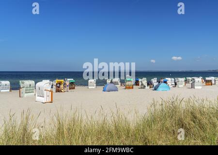 Chaises de plage sur la plage à Hohwacht, Schleswig-Holstein, Allemagne Banque D'Images