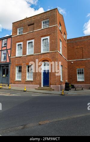 Woodbridge, Suffolk, Royaume-Uni avril 30 2021 : une maison de ville typique de 3 étages dans une ville de marché au Royaume-Uni Banque D'Images