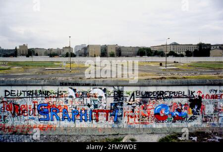 Mur de Berlin, juillet 1984, installation de la frontière GDR / DDR Banque D'Images