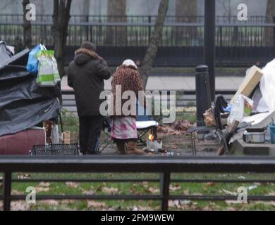 Londres 2021 le premier matin du nouvel an. park Lane vers 8h20 les gens se lève pour prendre un café au milieu de Park Lane à mayfair vraiment. Il y a beaucoup de déchets, il y a des rouleaux de toilettes, beaucoup d'entre eux cuisent et d'autres choses. Ils ont mis un feu pour le café et pour obtenir des vers.il n'y a pas de restrictions de tabagisme 1/1/2021 images blitz Banque D'Images