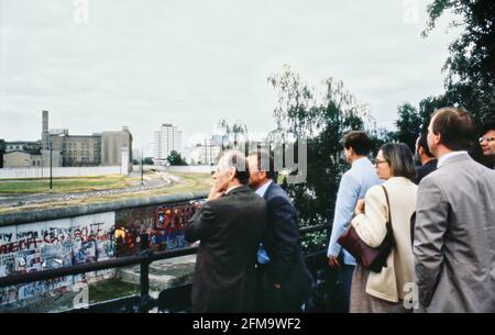 Mur de Berlin, juillet 1984, visiteurs sur la plate-forme d'observation Banque D'Images