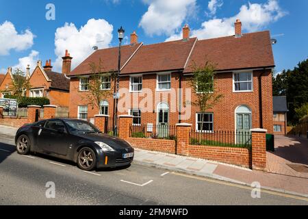 Woodbridge, Suffolk, Royaume-Uni avril 30 2021 : une rangée de 3 maisons de ville nouvellement construites dans le centre d'une ville de marché très fréquentée. Une voiture de sport est garée à l'extérieur Banque D'Images