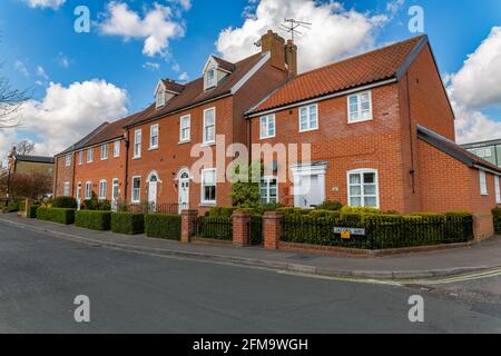 Woodbridge, Suffolk, Royaume-Uni avril 30 2021 : une rangée de 3 maisons de ville nouvellement construites dans le centre d'une ville de marché très fréquentée Banque D'Images
