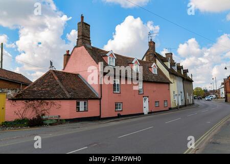 Woodbridge, Suffolk, Royaume-Uni avril 30 2021 : une maison de ville de style traditionnel peinte en rose Suffolk classique dans la ville marchande de Woodbridge Banque D'Images