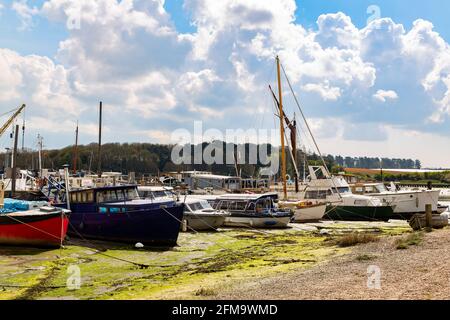 Woodbridge, Suffolk, Royaume-Uni avril 30 2021 : un regroupement de bateaux de la maison amarrés sur la rivière Deben à Suffolk à marée basse Banque D'Images