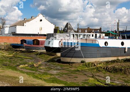 Woodbridge, Suffolk, Royaume-Uni avril 30 2021 : un regroupement de bateaux de la maison amarrés sur la rivière Deben à Suffolk à marée basse Banque D'Images