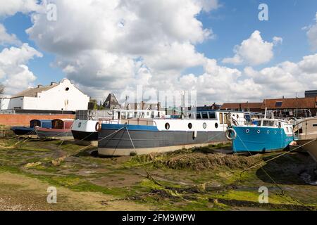 Woodbridge, Suffolk, Royaume-Uni avril 30 2021 : un regroupement de bateaux de la maison amarrés sur la rivière Deben à Suffolk à marée basse Banque D'Images