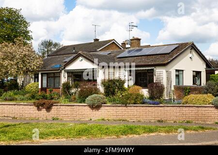 Woodbridge, Suffolk, Royaume-Uni avril 30 2021: Un petit bungalow traditionnel avec panneaux solaires sur le toit. Énergie verte énergie solaire Banque D'Images