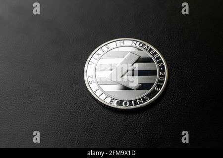 Litecoin argent sur fond noir gros plan, crypto monnaie coin business et finance concept, espace de copie Banque D'Images