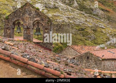 Impressions du village de montagne Bulnes, Asturies, Nord de l'Espagne, Parc National Picos de Europa. Capilla Nuestra Señora de las Nieves. Pignon cloche en deux parties. Banque D'Images