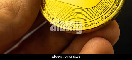 Photo de bannière en gros plan de la pièce de monnaie crypto-monnaie en forme de tiret Banque D'Images