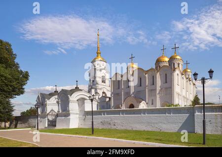 La cathédrale de la Dormition à Vladimir. La cathédrale en pierre blanche d'origine a été construit en 1158-1160. La Russie Banque D'Images