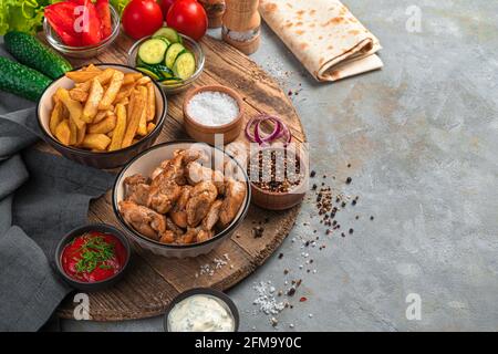 Ingrédients pour le shawarma sur fond gris. Restauration rapide maison. Vue latérale, espace de copie. Banque D'Images