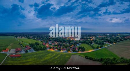 Ambiance nocturne sur une vue arial photo d'une petite ville en allemagne. Banque D'Images