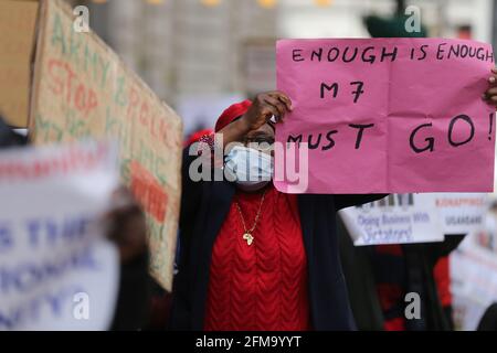 Londres, Angleterre, Royaume-Uni. 7 mai 2021. Des membres de la diaspora ougandaise ont organisé une manifestation dans le centre de Londres, appelant le gouvernement britannique à réduire l'argent de l'aide et les liens d'affaires avec l'Ouganda. Credit: Tayfun Salci/ZUMA Wire/Alay Live News Banque D'Images