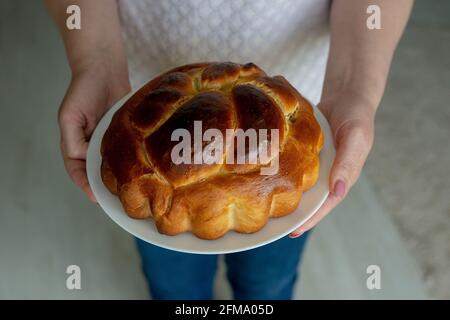 Femme tenant un gâteau au chocolat entre de belles mains Banque D'Images