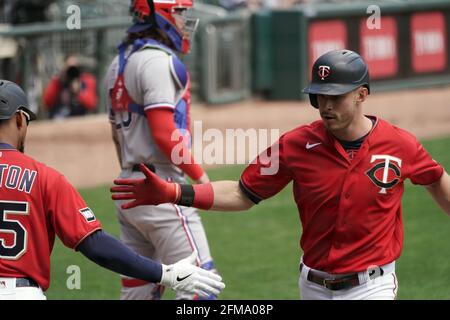 Minneapolis, États-Unis. 10 mars 2021. Minnesota Twins Max Kepler et Byron Buxton échangent des poignées de main à la plaque d'accueil après le double single RBI de Nelson Cruz dans le troisième pour donner aux Twins une avance sur les Texas Rangers le jeudi 6 mai 2021 à Target Field à Minneapolis, Minnesota. (Photo de Brian Peterson/Minneapolis Star Tribune/TNS/Sipa USA) crédit: SIPA USA/Alay Live News Banque D'Images